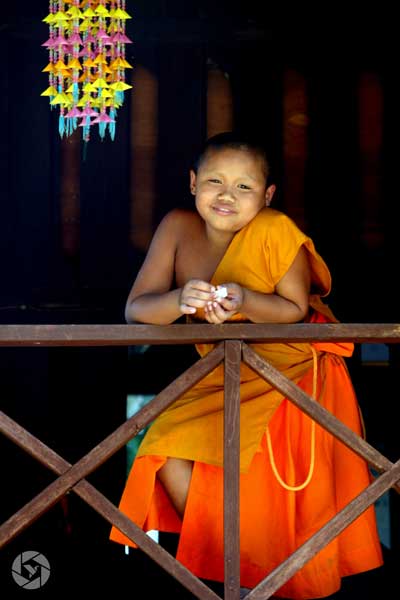 young buddhist monk thailand dressed in orange photographed by Yonit Schiller © 2015 יונית שילר
