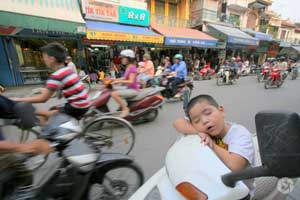 nap sleep in vietnam hanoi motorcycles photographed by Yonit Schiller © 2015 יונית שילר