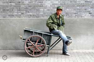 beijing wheelbarrow man rickshaw photographed by Yonit Schiller © 2015 יונית שילר