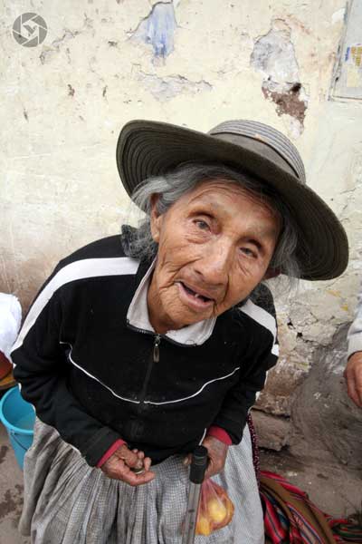 old beggar woman cuzco photographed by Yonit Schiller © 2015  יונית שילר