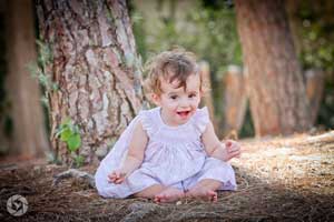 little girl forest smiling photographed by Yonit Schiller © 2015  יונית שילר